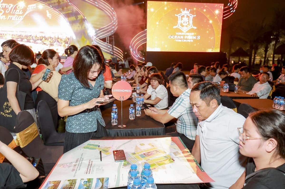 Nhà đầu tư tìm hiểu thông tin dự án Vinhomes Ocean Park 3.